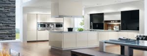 kitchen-display-in-vida-05-panna-gloss-acrylic-with-black-gloss-worktop-units1